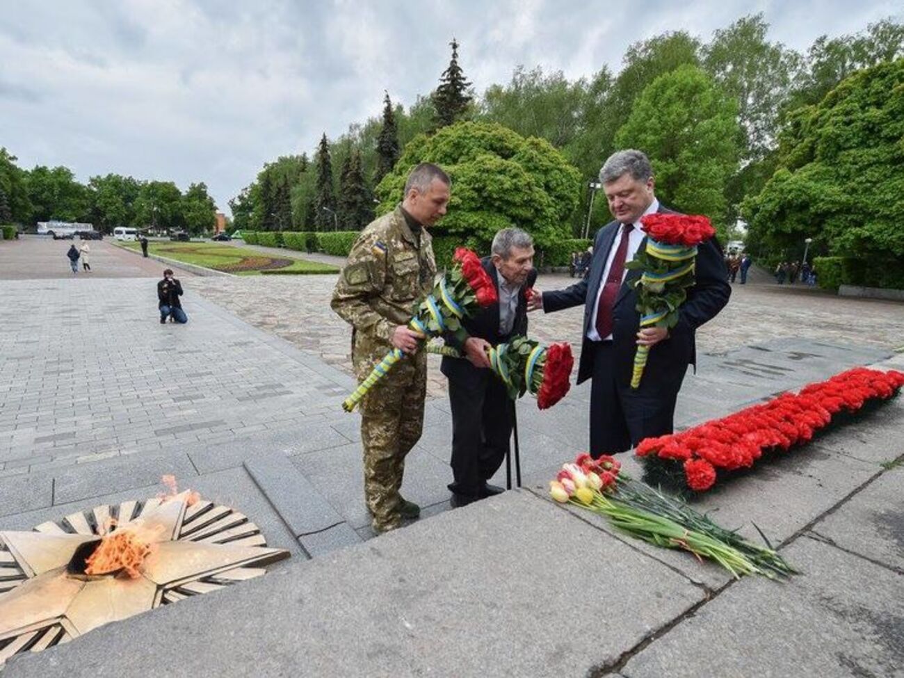 Президент Украины почтил память погибших солдат с ветераном Второй мировой и его внуком, воевавшим на Донбассе