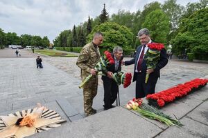 Президент Украины почтил память погибших солдат с ветераном Второй мировой и его внуком, воевавшим на Донбассе