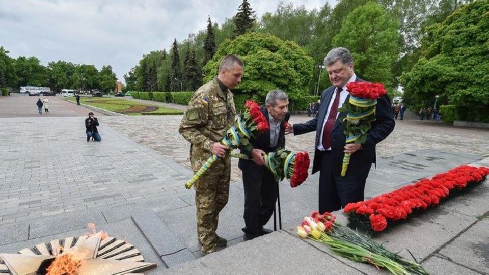 Президент Украины почтил память погибших солдат с ветераном Второй мировой и его внуком, воевавшим на Донбассе