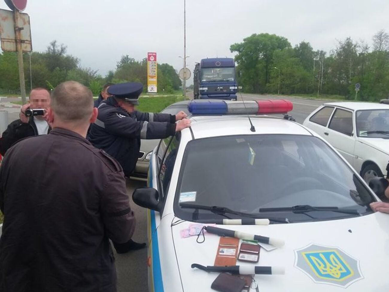 СБУ с поличным задержала трех полицейских, притворявшихся гаишниками