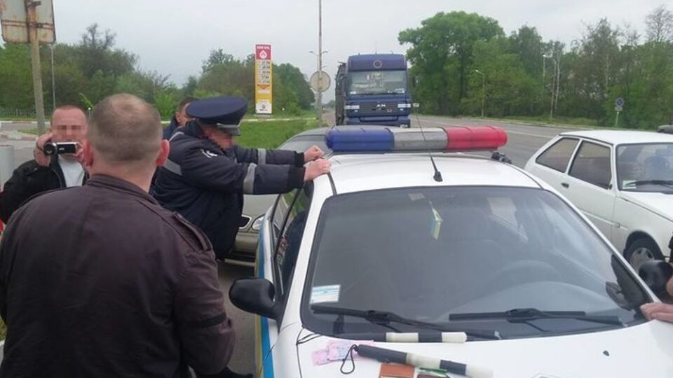 СБУ с поличным задержала трех полицейских, притворявшихся гаишниками