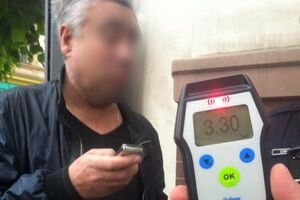 Пьяный водитель пытался объяснить дрожание рук и подкашивающиеся ноги болезнью Паркинсона