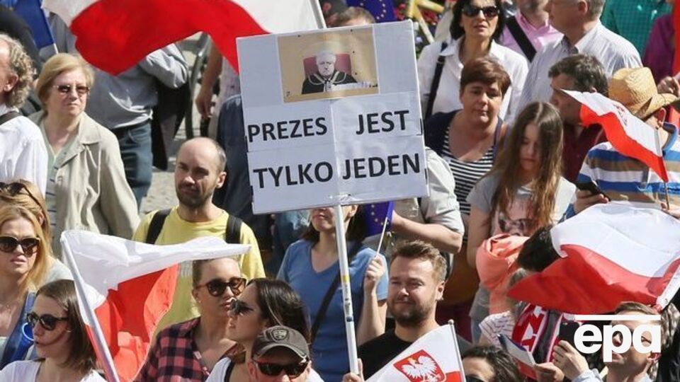 Всего в Варшаве 7 мая прошло три парада