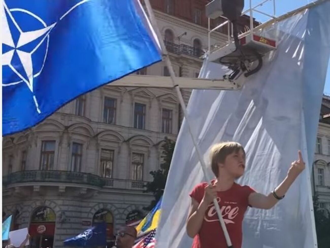 Российских байкеров встречали флагами НАТО, США и Украины, а также неприличными жестами