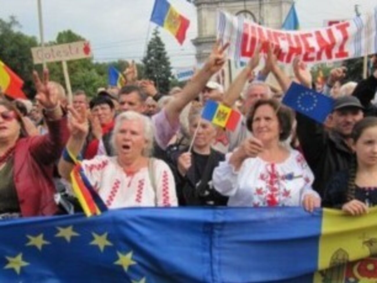 По случаю Дня матери Порошенко наградил многодетных матерей