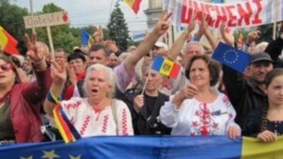 По случаю Дня матери Порошенко наградил многодетных матерей