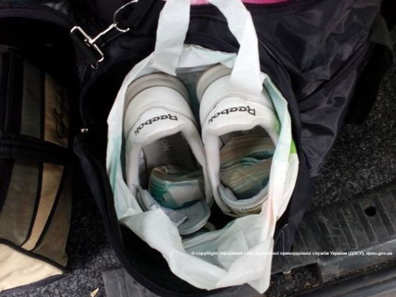 В ходе осмотра пограничники обнаружили крупную сумму денег, которые были спрятаны в личных вещах задержанного украинца