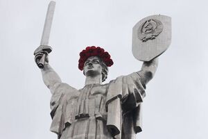 Ко Дню памяти и примирения "Родина-мать" "надела" венок из маков