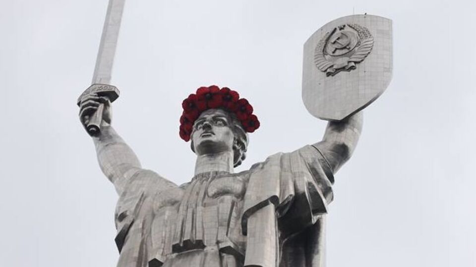 Ко Дню памяти и примирения "Родина-мать" "надела" венок из маков