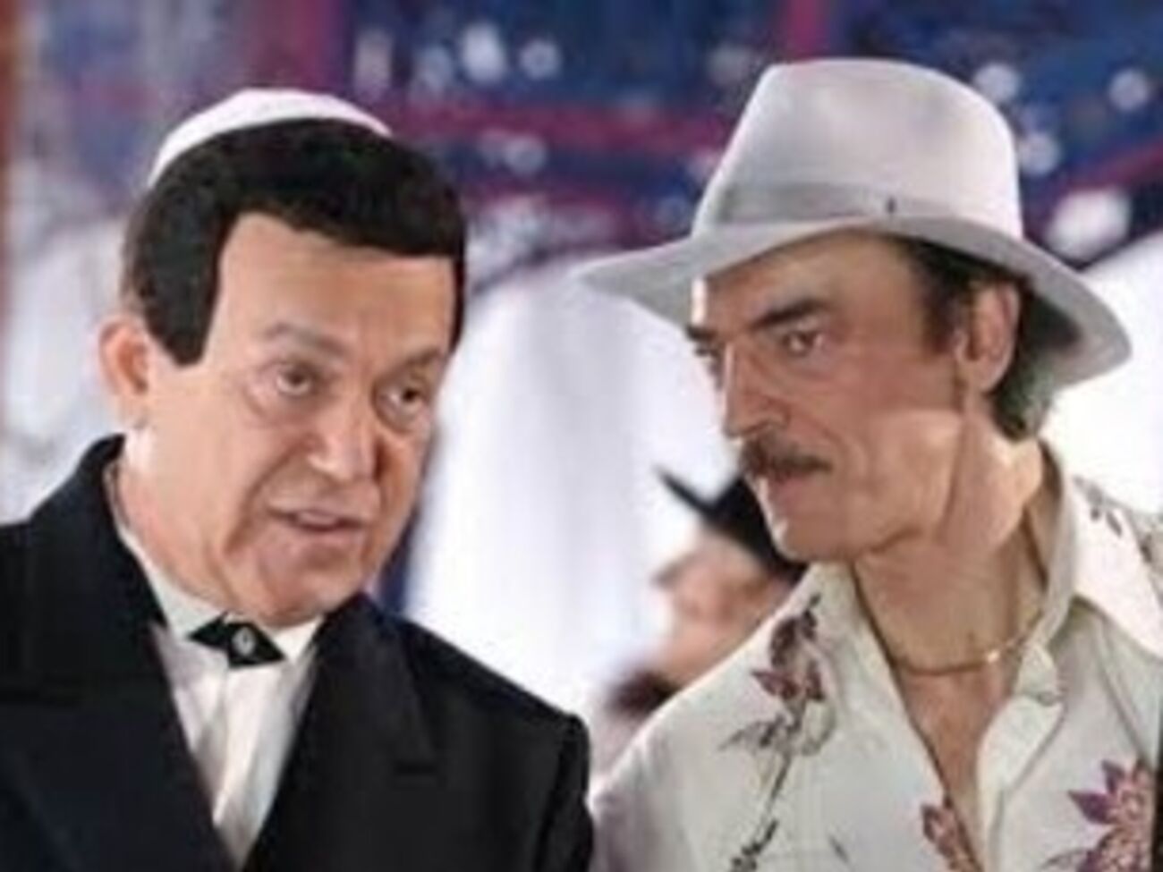 Шесть мужчин и две женщины вместе распивали спиртные напитки