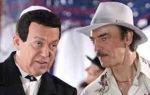 Шесть мужчин и две женщины вместе распивали спиртные напитки