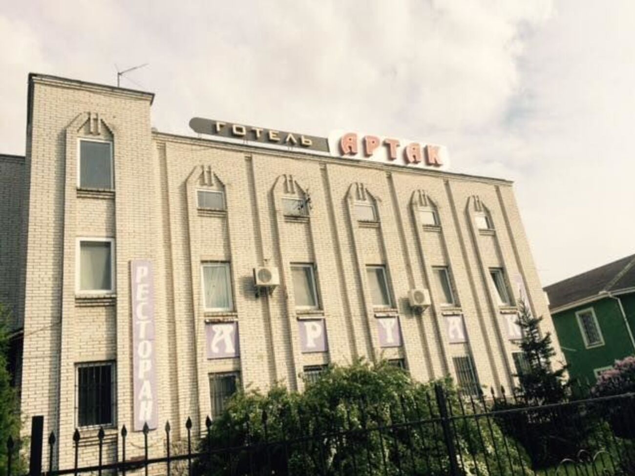 Возле гостиницы "Артак" в&nbsp;Переяславе-Хмельницком избили семью замминистра экономики Клименко