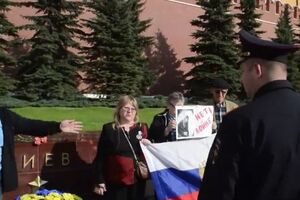 Полицейскому не понравилась акция у стелы Киева