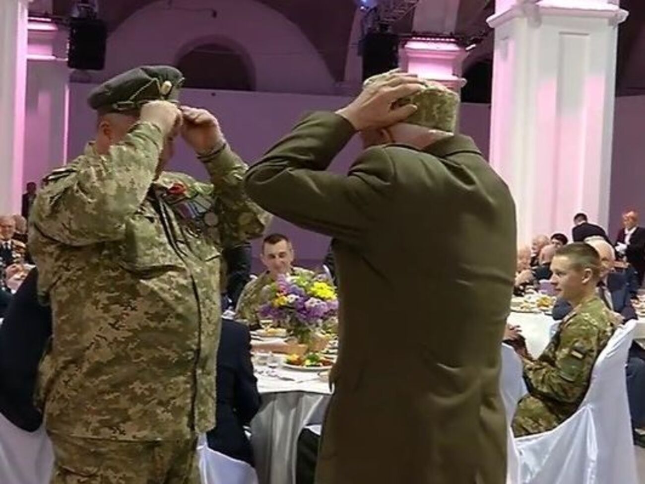 Ветеран УПА обменялся фуражкой с воином украинской армии