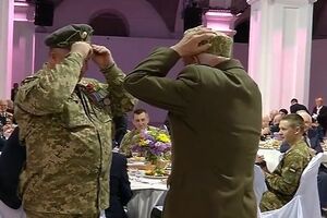 Ветеран УПА обменялся фуражкой с воином украинской армии