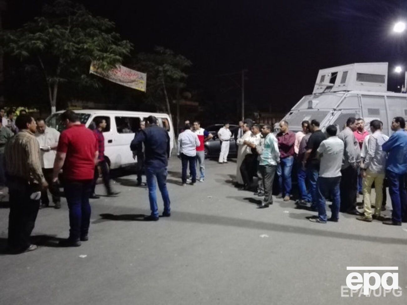 На заднем плане слева&nbsp;&ndash; расстрелянный микроавтобус