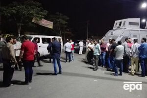 На заднем плане слева – расстрелянный микроавтобус