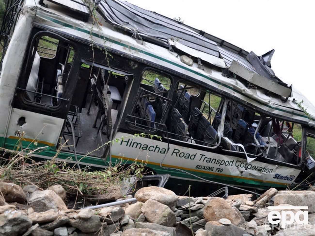 Автобус упал в ущелье после неудачного обгона