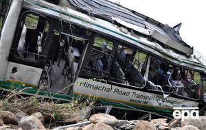 Автобус упал в ущелье после неудачного обгона