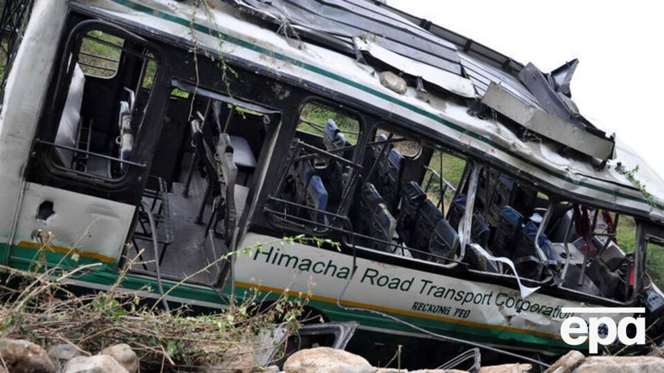 Автобус упал в ущелье после неудачного обгона