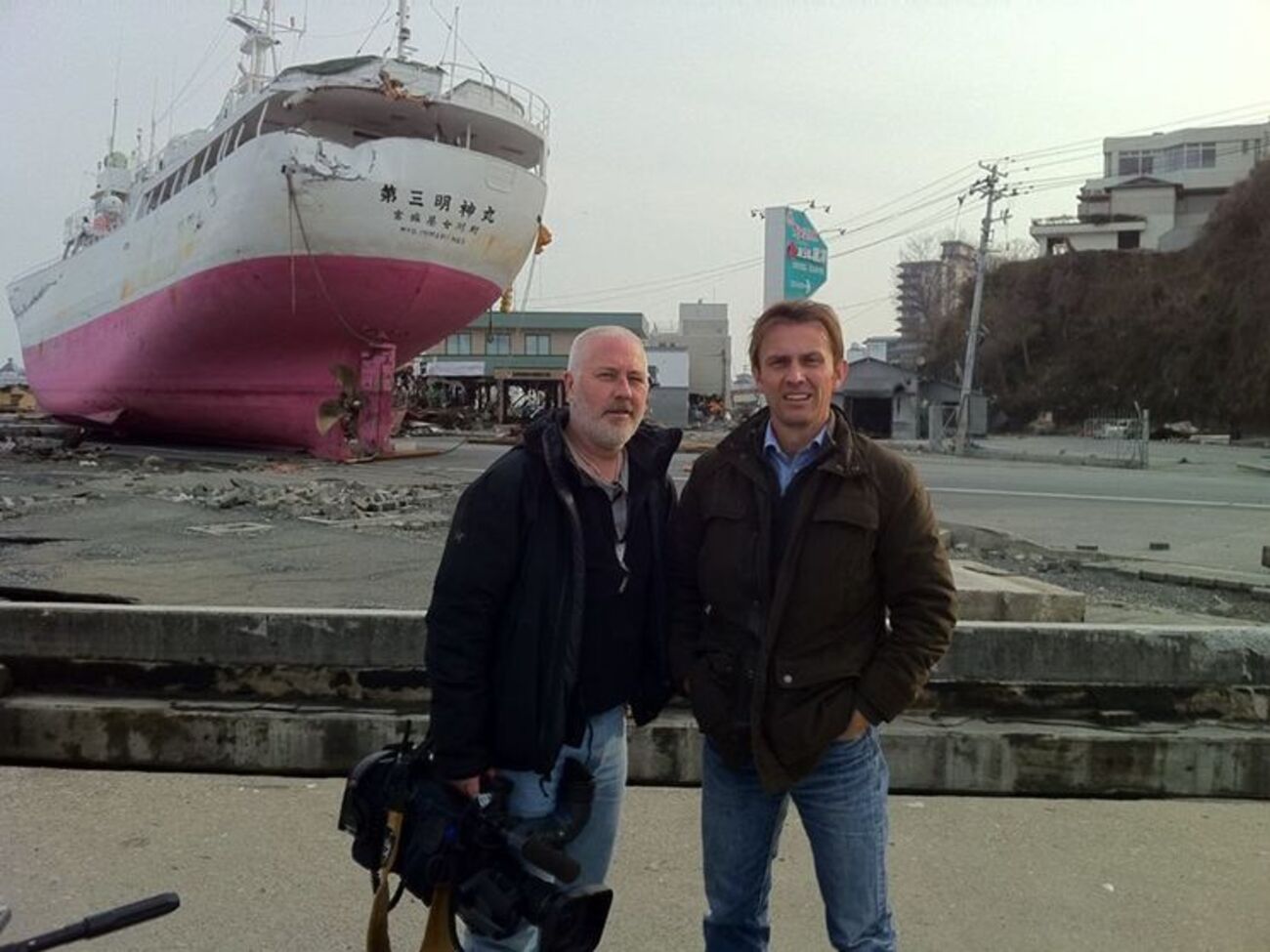 Вингфилд-Хейза (справа) и его съемочную группу выслали из КНДР