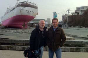 Вингфилд-Хейза (справа) и его съемочную группу выслали из КНДР