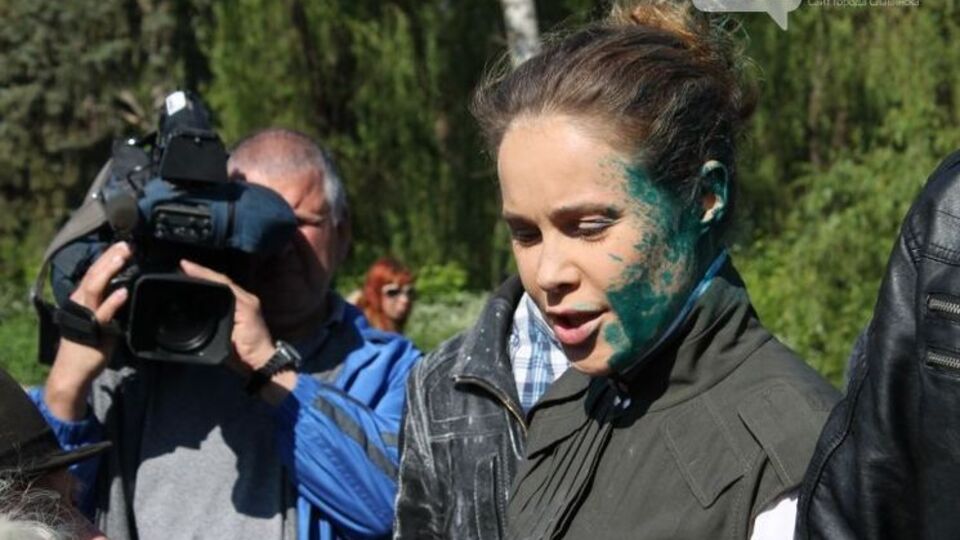 Королевскую в Славянске облили зеленкой. Фоторепортаж