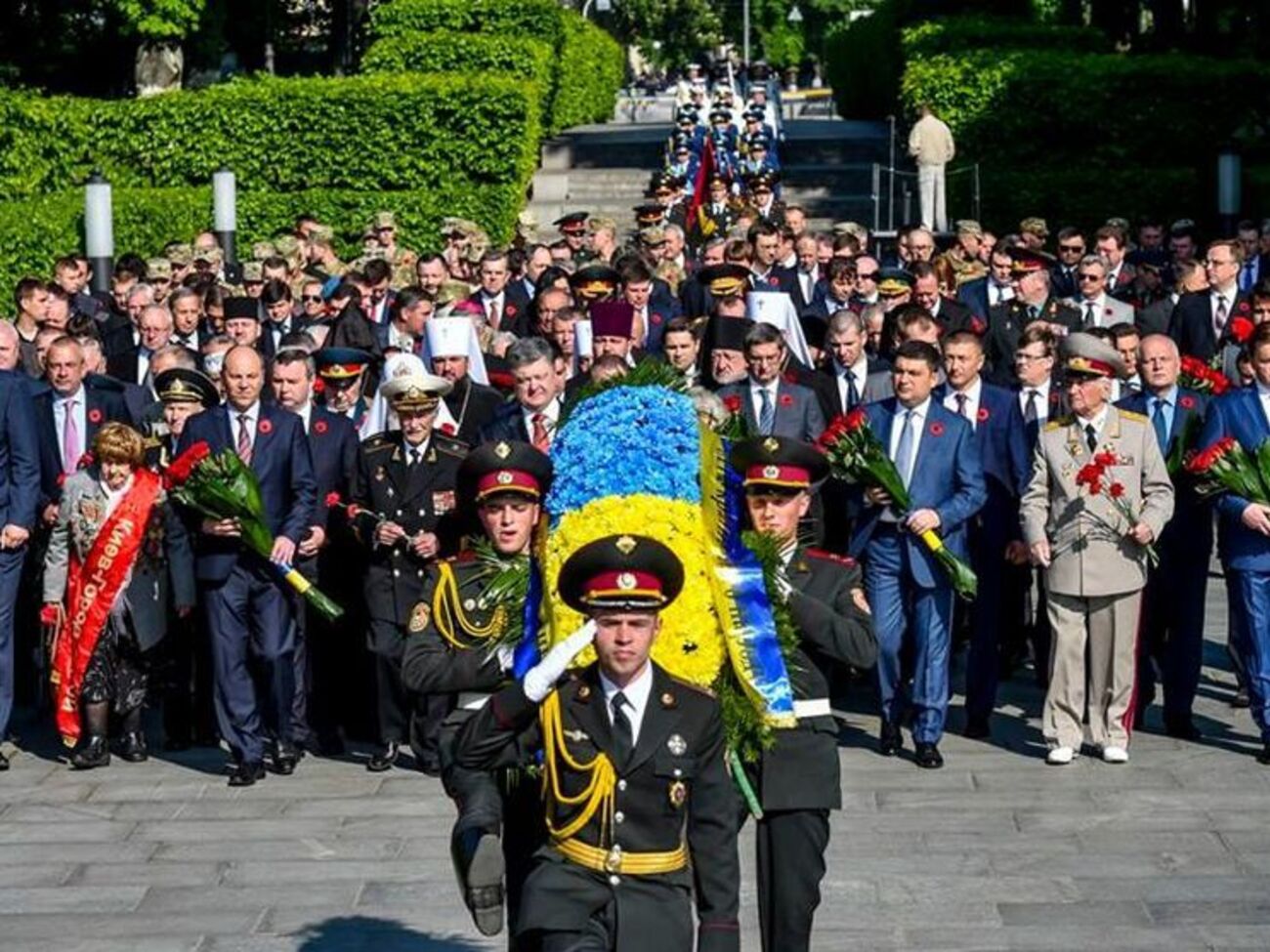 Первые лица государства возложили цветы к могиле Неизвестного солдата