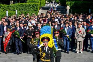 Первые лица государства возложили цветы к могиле Неизвестного солдата