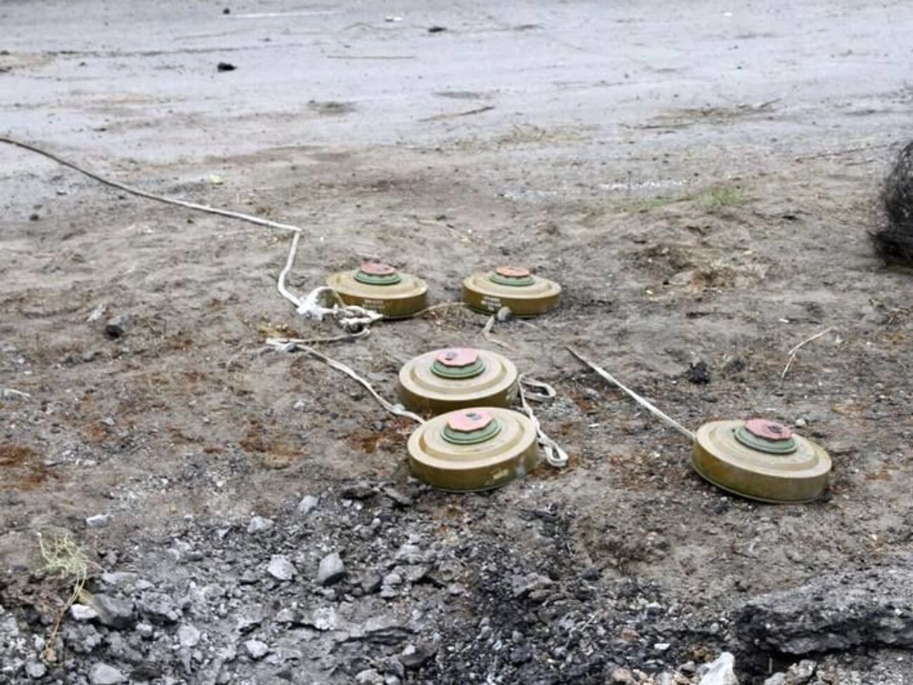 Военные подорвались на растяжке боевиков