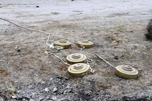 Военные подорвались на растяжке боевиков