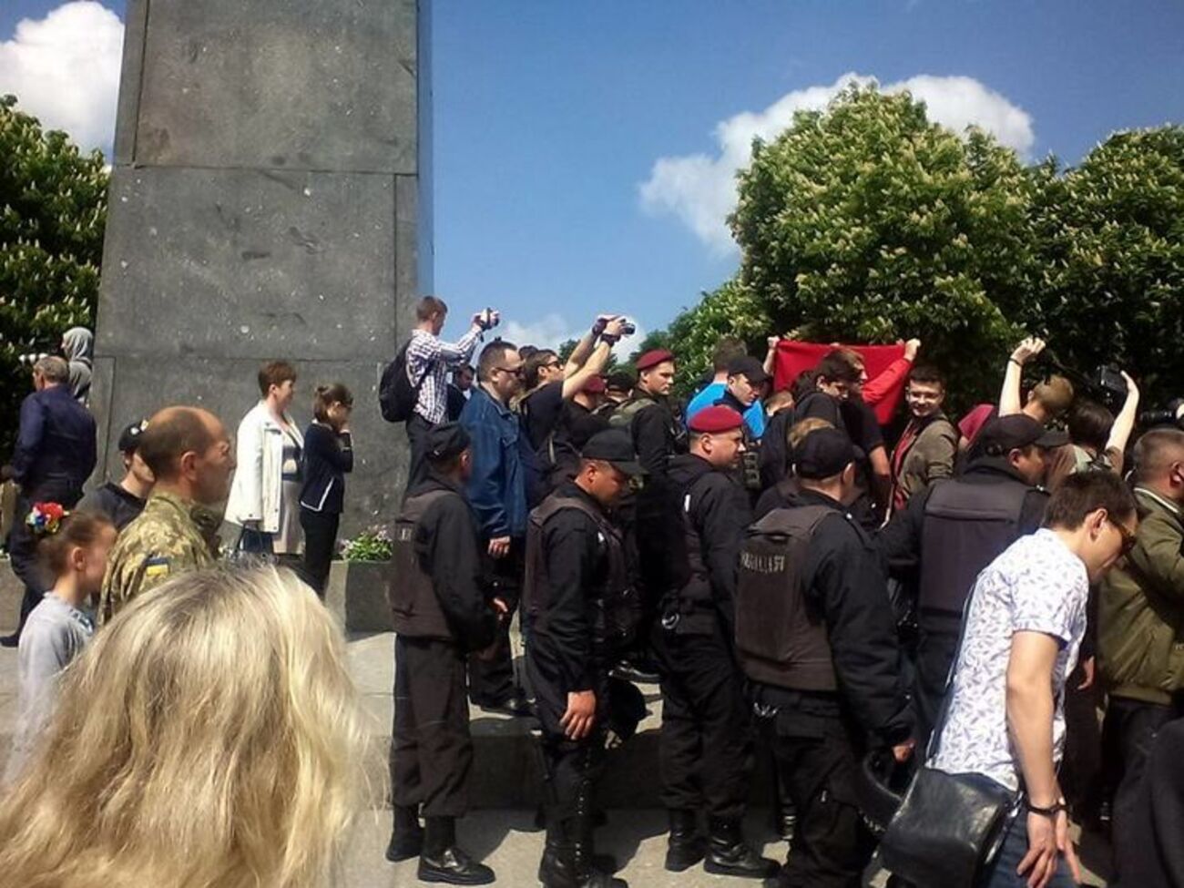 На мероприятиях, посвященных годовщине Победы над нацизмом, не обошлось без столкновений и блокирований