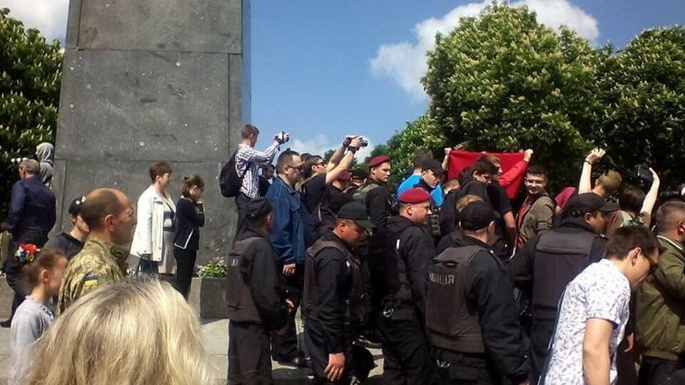 На мероприятиях, посвященных годовщине Победы над нацизмом, не обошлось без столкновений и блокирований