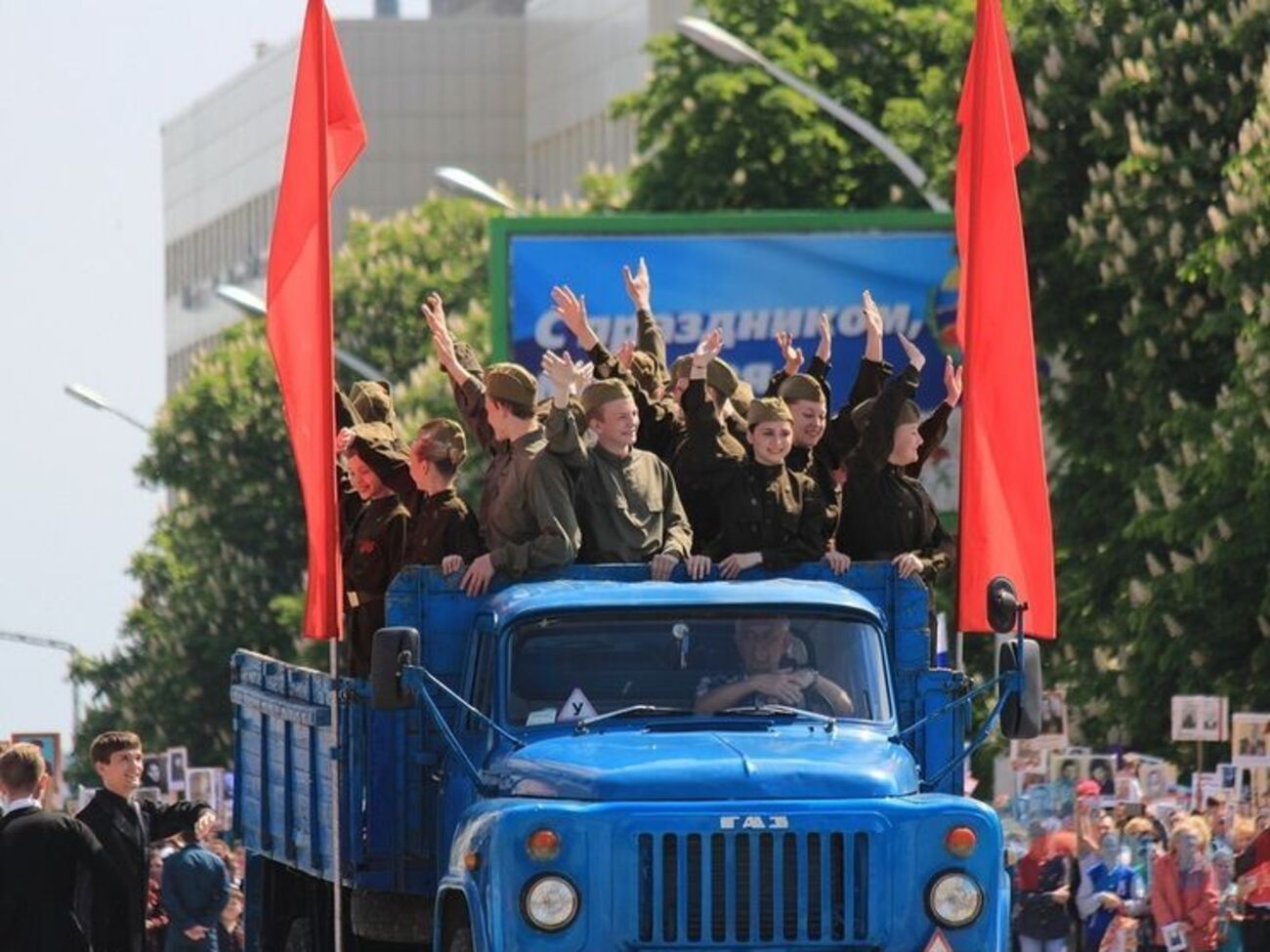В параде приняли участие около 1 тыс. "военнослужащих ЛНР"