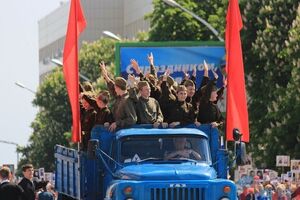 В параде приняли участие около 1 тыс. "военнослужащих ЛНР"