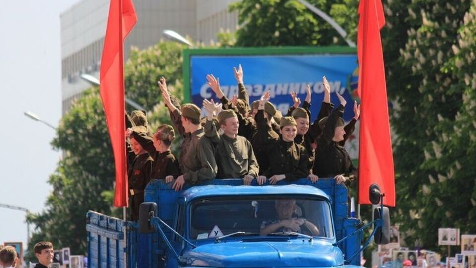 В параде приняли участие около 1 тыс. "военнослужащих ЛНР"