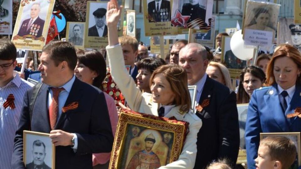 Поклонская принесла на акцию, предполагающую шествие с портретами воевавших родственников, икону царя Николая II
