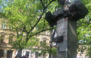 Активисты успели отломать несколько плит основания памятника
