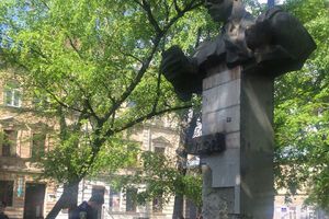 Активисты успели отломать несколько плит основания памятника