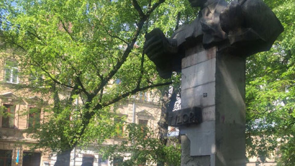 Активисты успели отломать несколько плит основания памятника