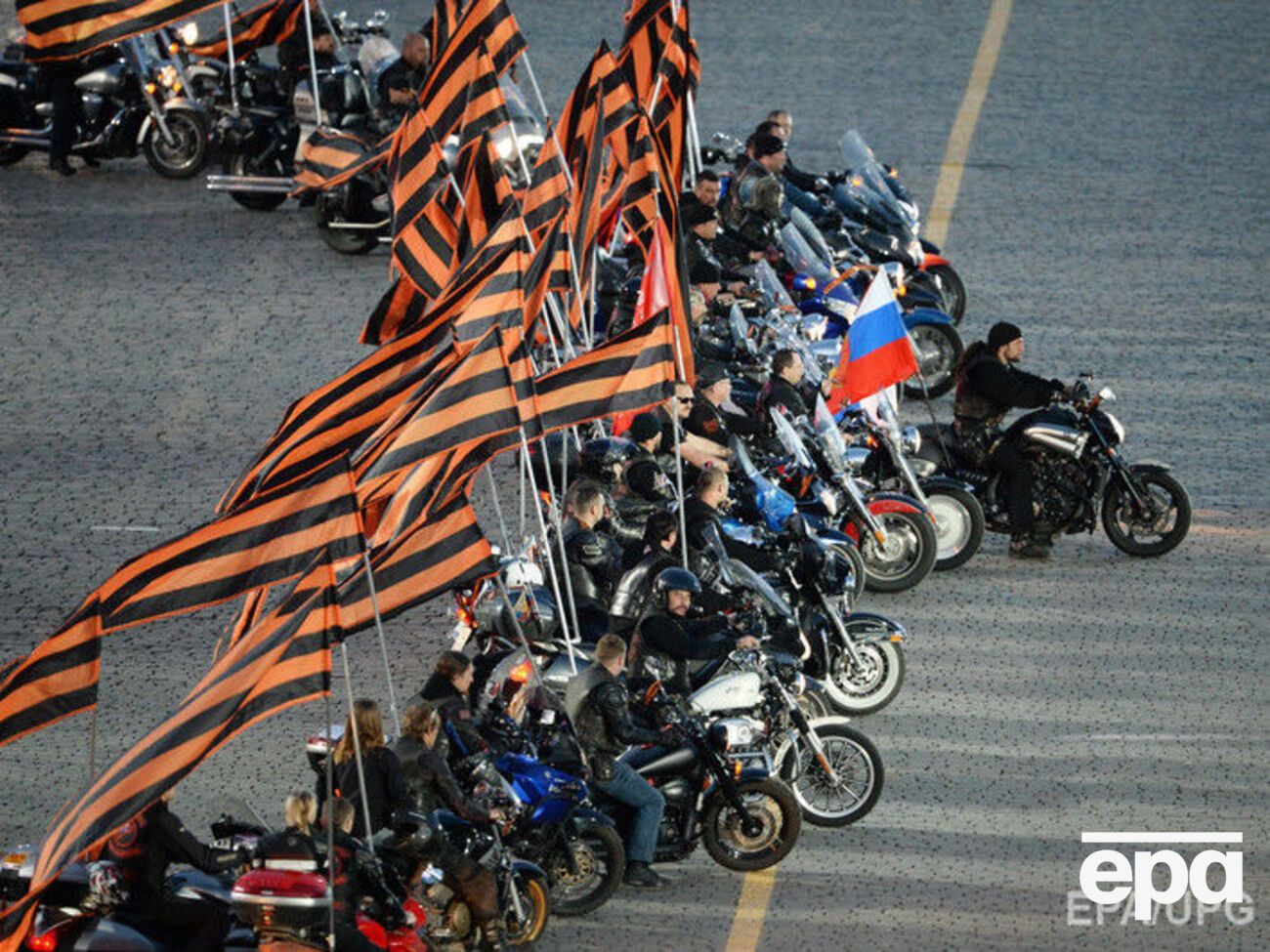 Шендерович о георгиевской ленте: Символы меняют наполнение. Когда-то серп и молот был прекрасен