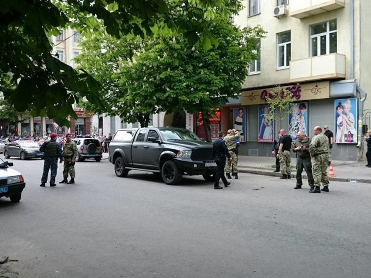 В результате происшествия ранен полицейский, трое подозреваемых задержаны