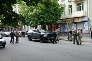 В результате происшествия ранен полицейский, трое подозреваемых задержаны