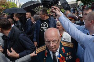 Охрана защищает депутатов от обливания