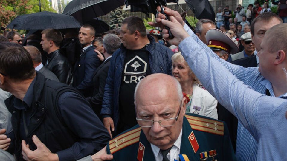 Охрана защищает депутатов от обливания