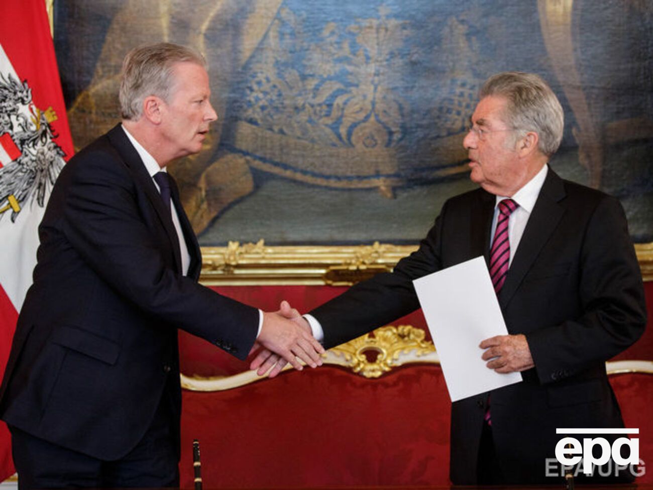 Президент Фишер (справа) и временный канцлер Миттерленер