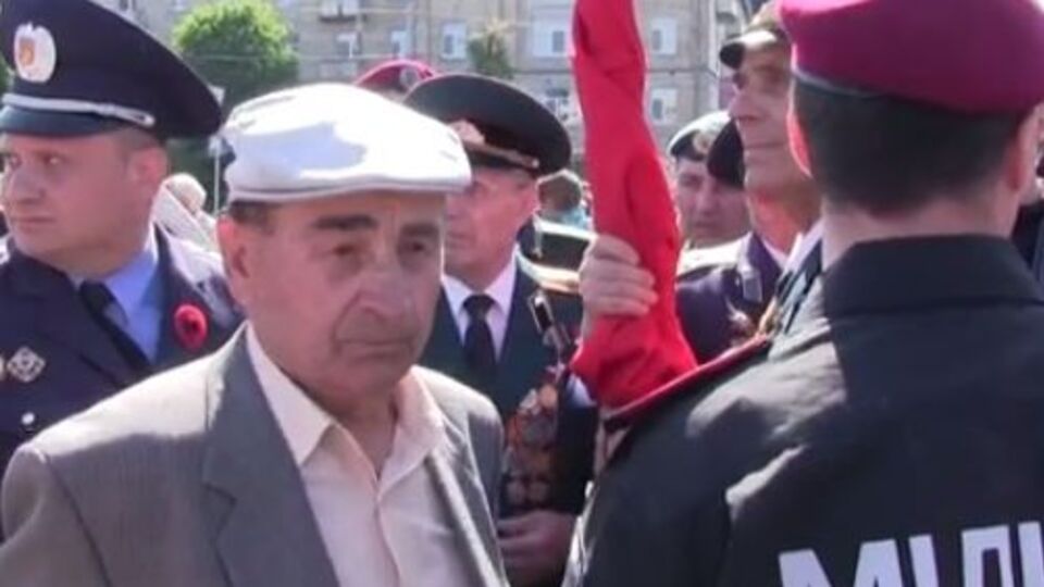 В Черкассах произошел конфликт из-за красного флага