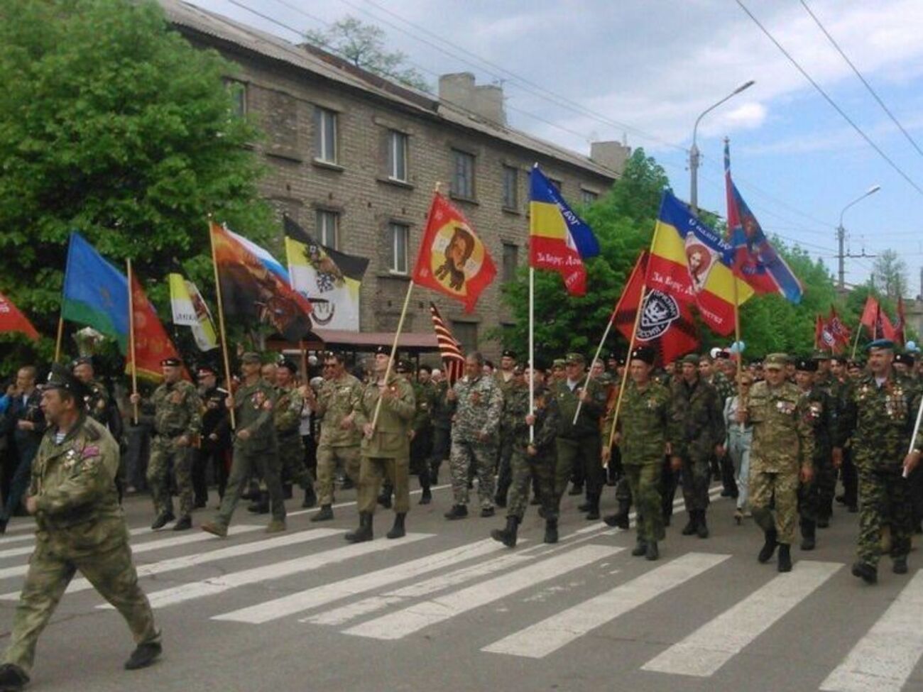 Боевики "ЛНР" со знаменами "Круга спасения Дона", основанного нацистским преступником атаманом Петром Красновым