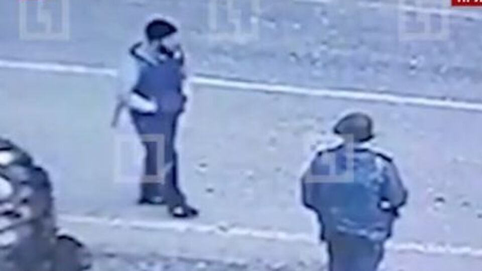 На видео полицейский и смертник перед взрывом