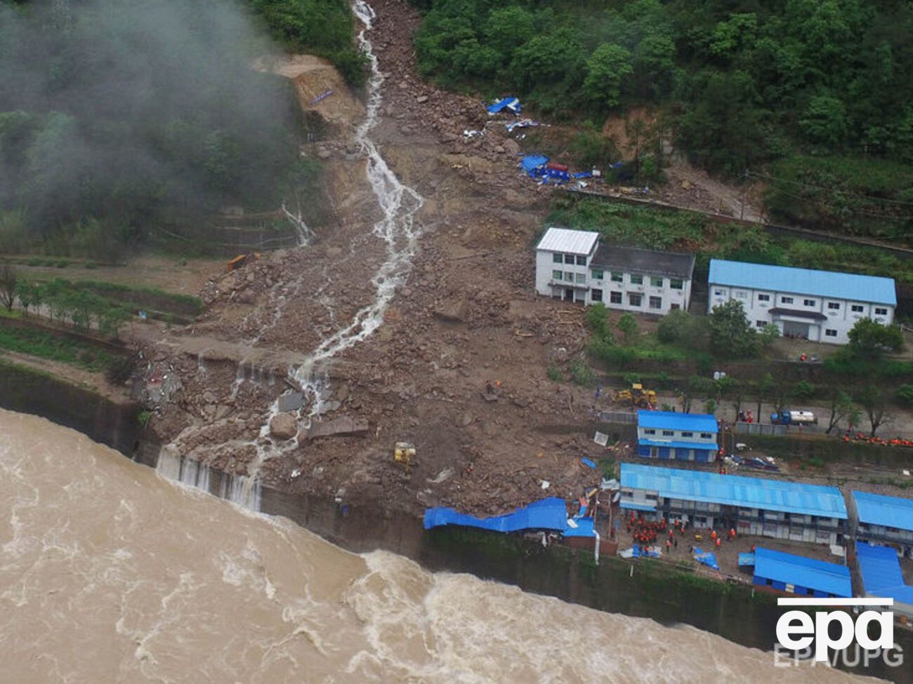 Времянки рабочих снесло потоком воды и камней